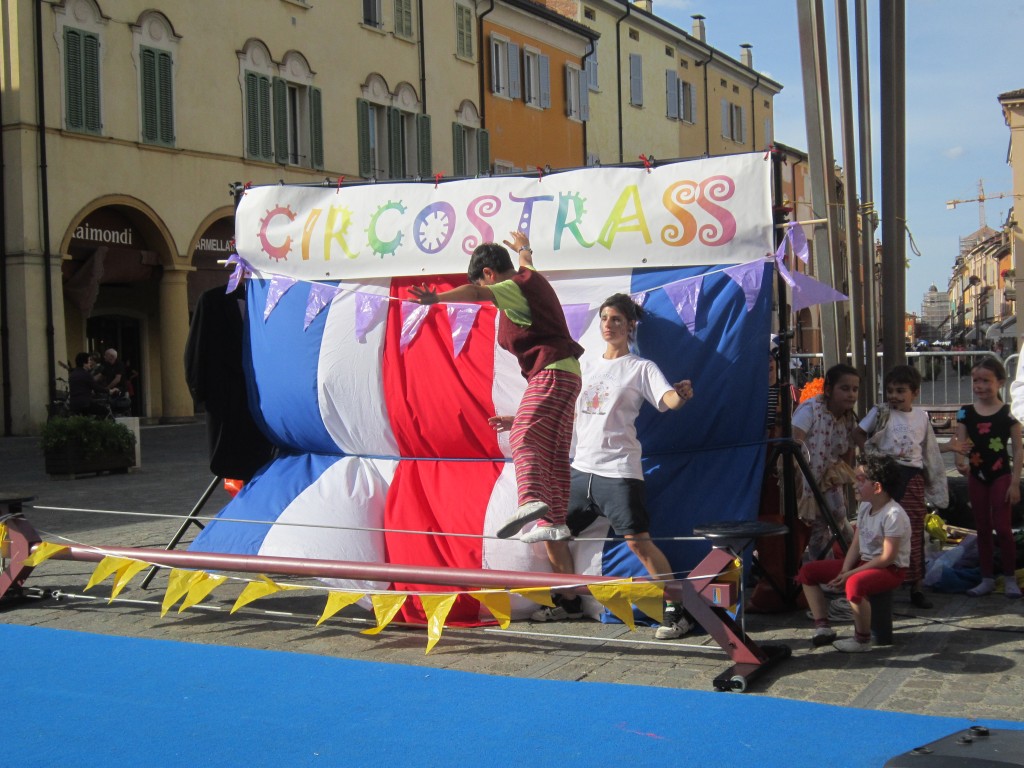 25-maggio-2014-circo-strass-in-piazza-Garibaldi-Carpi-1762